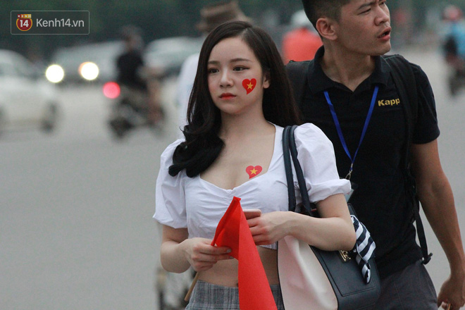 Hot girl ngủ gật và dàn fan nữ thắp lửa cho U23 Việt Nam