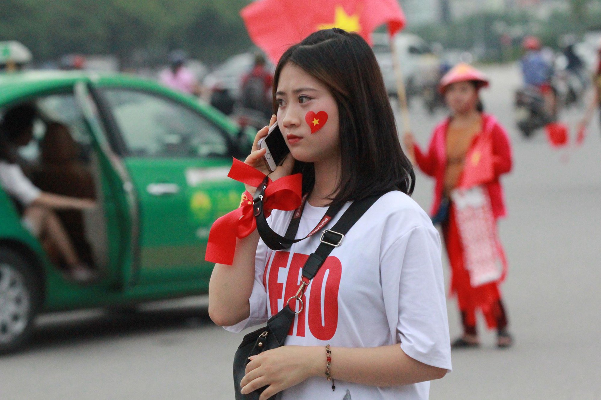 Hot girl ngủ gật và dàn fan nữ thắp lửa cho U23 Việt Nam