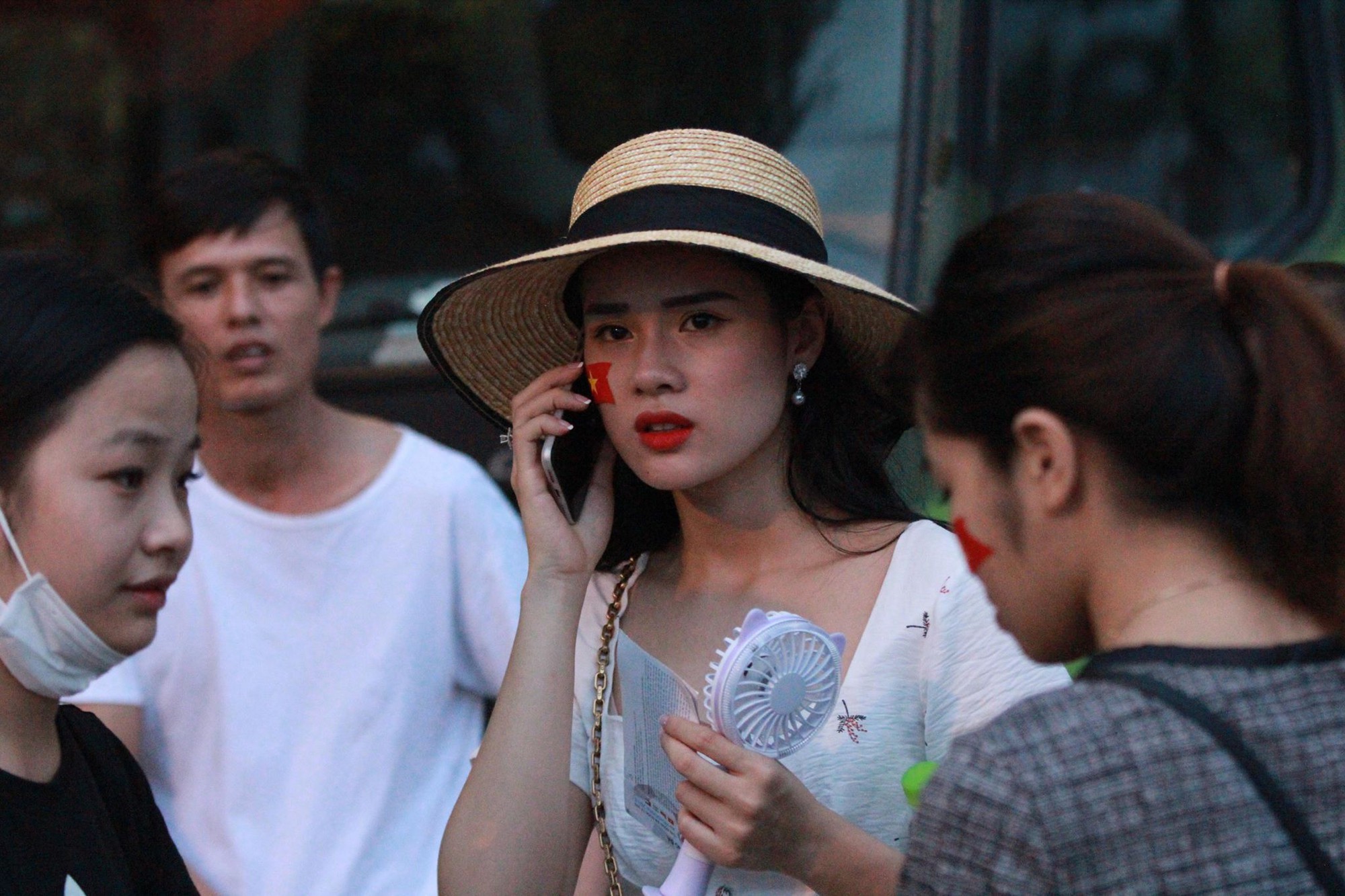 Hot girl ngủ gật và dàn fan nữ thắp lửa cho U23 Việt Nam