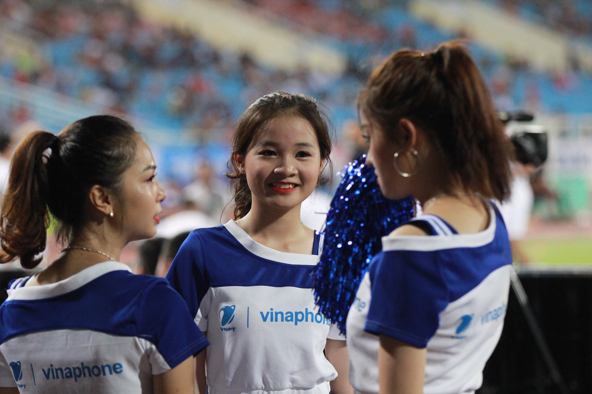 Hot girl ngủ gật và dàn fan nữ thắp lửa cho U23 Việt Nam