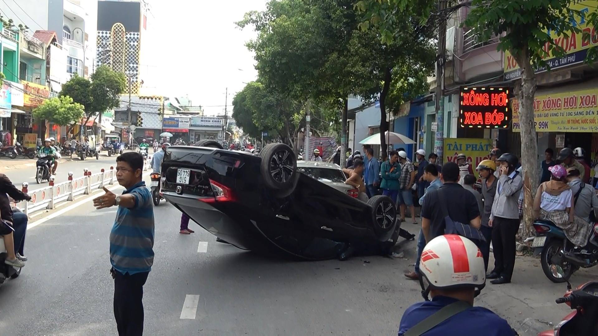 Ô tô làm loạn trên phố, tông văng người vào bờ tường rồi “phơi bụng” trước tiệm massage ở Sài Gòn