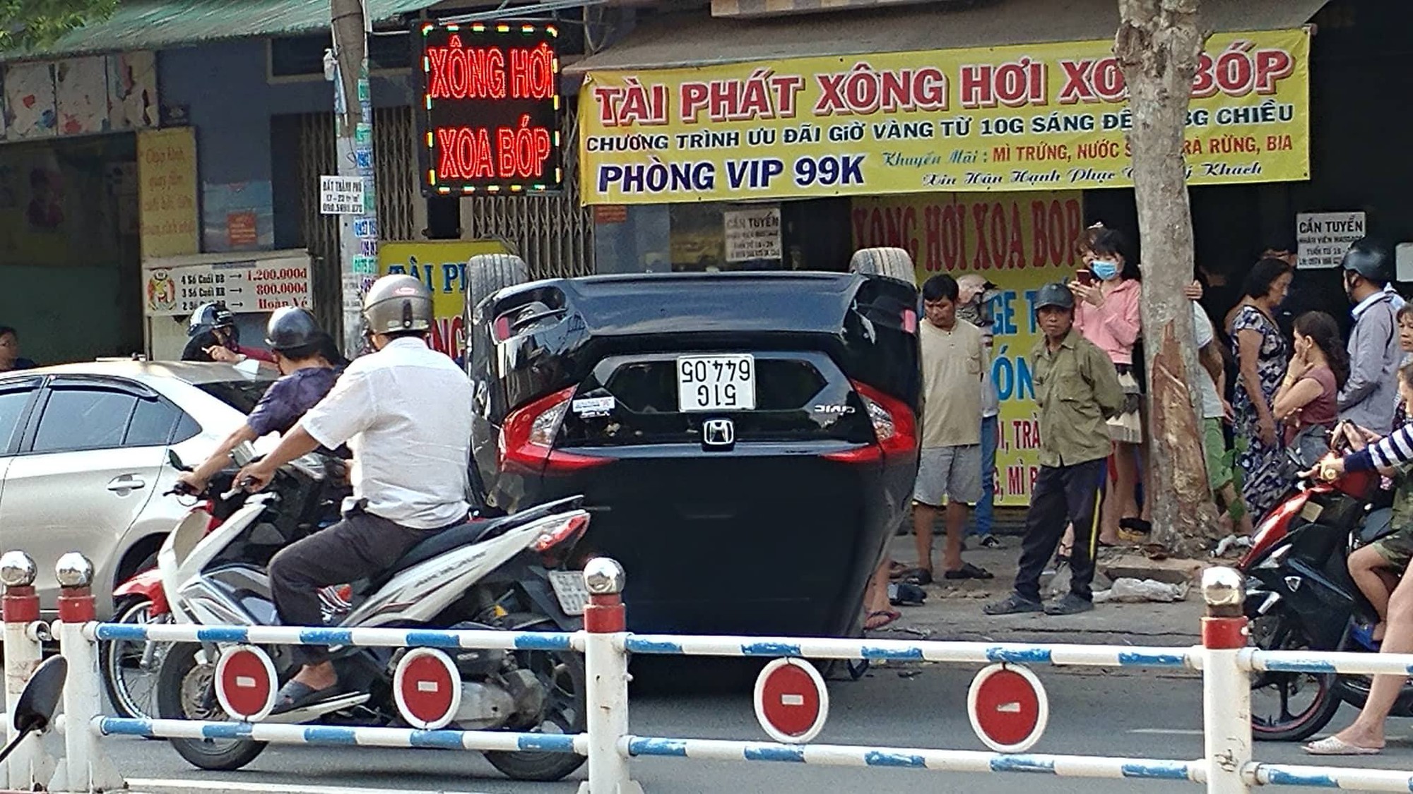 Ô tô làm loạn trên phố, tông văng người vào bờ tường rồi “phơi bụng” trước tiệm massage ở Sài Gòn