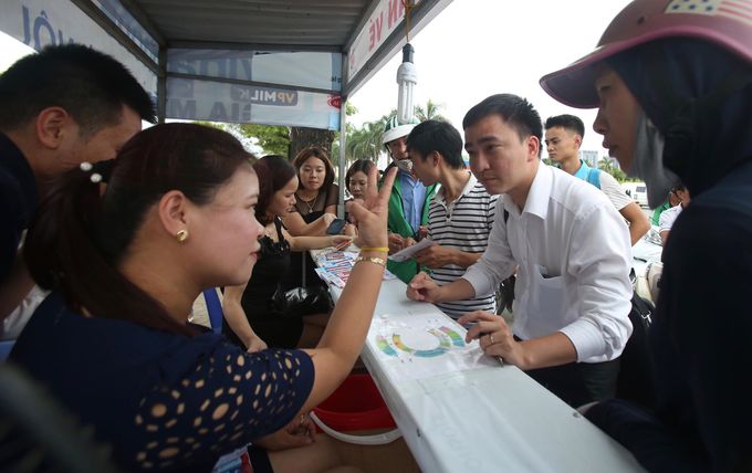 Phe vé lộng hành trước trận đấu của Olympic Việt Nam