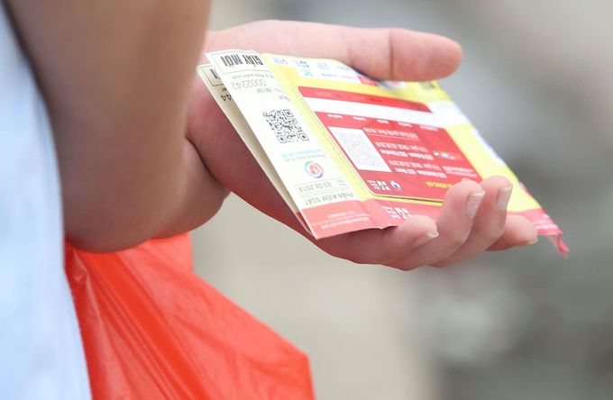 Phe vé lộng hành trước trận đấu của Olympic Việt Nam