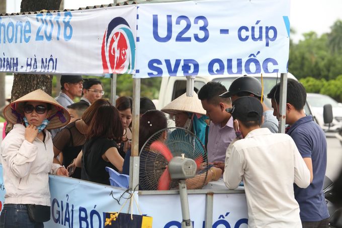 Phe vé lộng hành trước trận đấu của Olympic Việt Nam