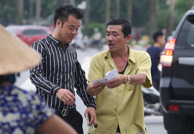 Phe vé lộng hành trước trận đấu của Olympic Việt Nam