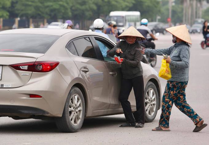Phe vé lộng hành trước trận đấu của Olympic Việt Nam