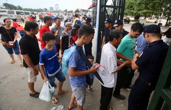 Phe vé lộng hành trước trận đấu của Olympic Việt Nam