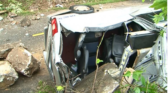 Đá rơi đè bẹp xe khách 16 chỗ