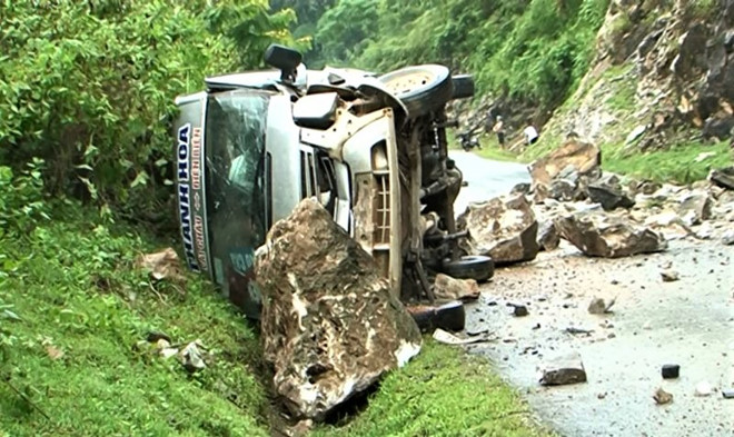Đá rơi đè bẹp xe khách 16 chỗ