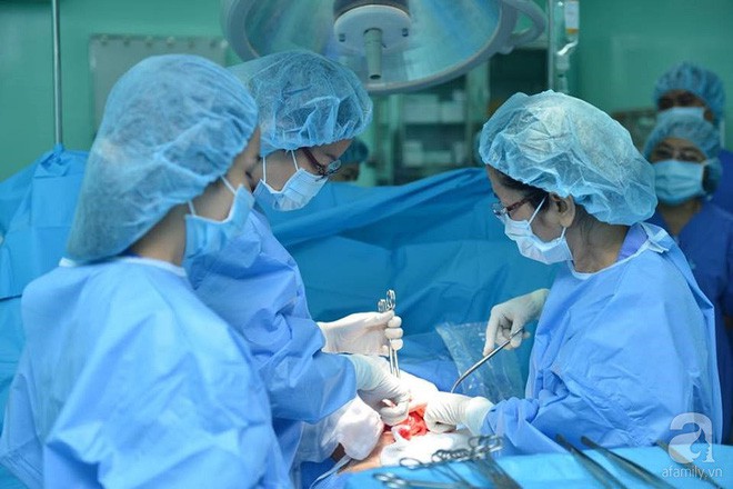 Mong muốn làm mẹ mãnh liệt, người phụ nữ liệt tứ chi xin con của người đàn ông lạ, chấp nhận nguy hiểm để bé gái được chào đời