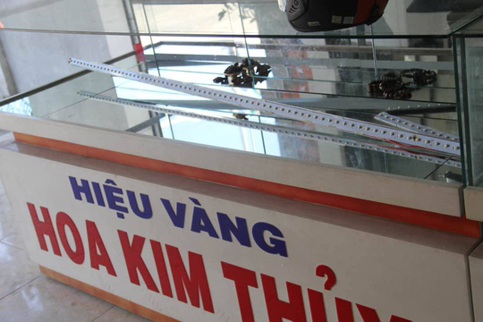 Nam thanh niên táo tợn dùng búa đập tủ trộm tiệm vàng ở Quảng Nam