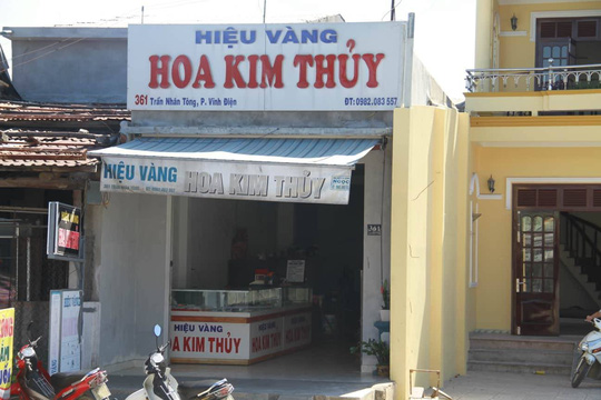 Nam thanh niên táo tợn dùng búa đập tủ trộm tiệm vàng ở Quảng Nam