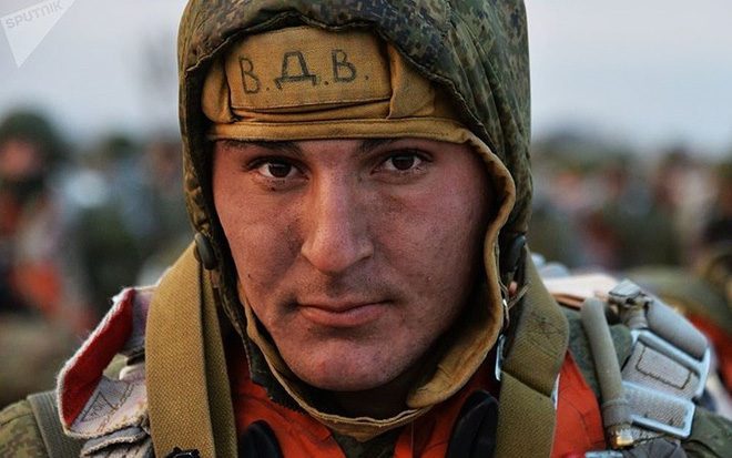 Nam-nữ quân nhân trong lực lượng đổ bộ đường không Nga so tài