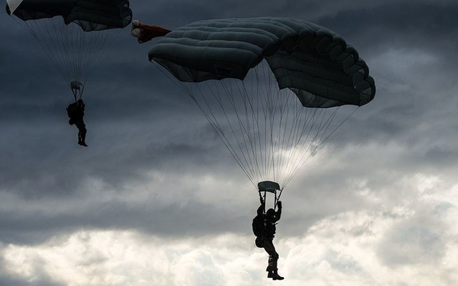 Nam-nữ quân nhân trong lực lượng đổ bộ đường không Nga so tài
