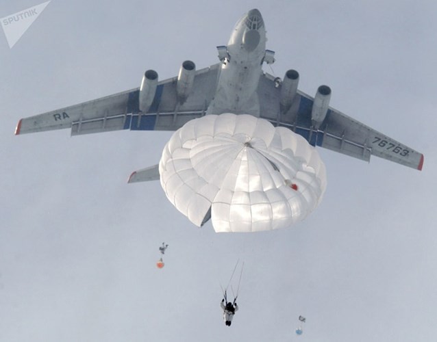 Nam-nữ quân nhân trong lực lượng đổ bộ đường không Nga so tài