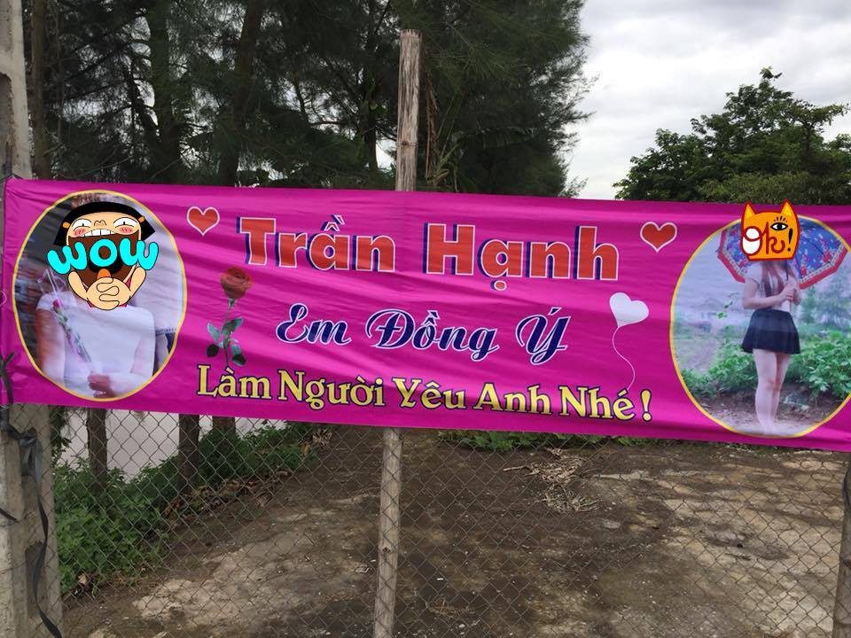 Góc yêu phải nói: Thanh niên in băng rôn, biểu ngữ kèm hình bạn gái treo trước cổng để tỏ tình
