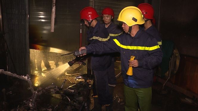 Cảnh sát phá cửa cuốn cứu 5 người thoát khỏi đám cháy lớn