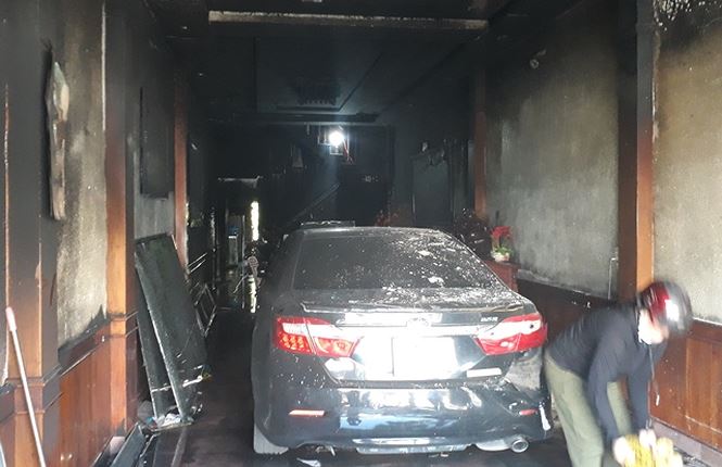 Cảnh sát phá cửa cuốn cứu 5 người thoát khỏi đám cháy lớn