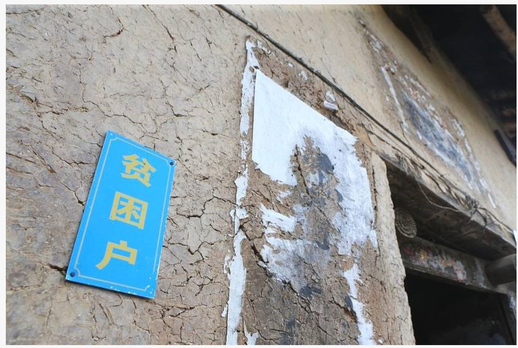 Đỗ đại học, chàng trai chạy ngay ra mộ để báo tin cho người bố đã khuất và câu chuyện phía sau khiến ai cũng cảm động