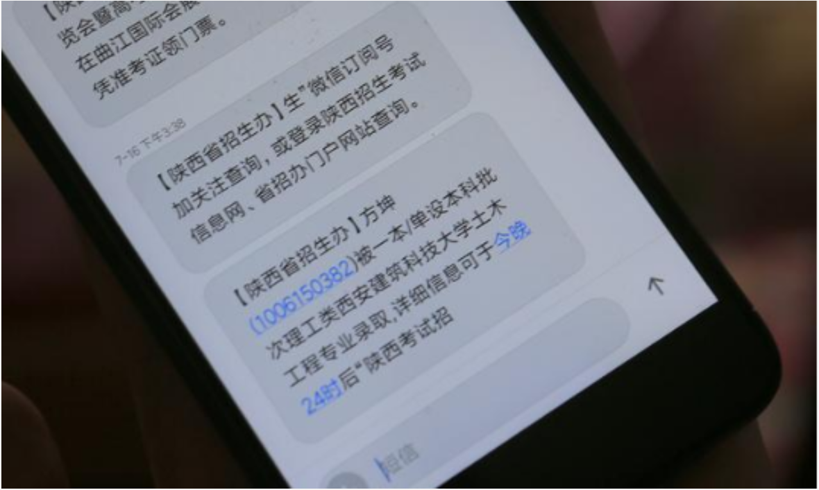 Đỗ đại học, chàng trai chạy ngay ra mộ để báo tin cho người bố đã khuất và câu chuyện phía sau khiến ai cũng cảm động