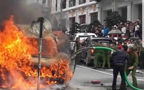 Sa Pa: Phun cả xe hút bể phốt cứu ô tô đang cháy ngùn ngụt