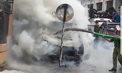 Sa Pa: Phun cả xe hút bể phốt cứu ô tô đang cháy ngùn ngụt