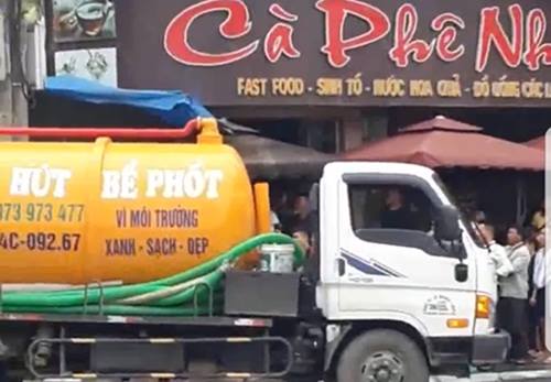 Sa Pa: Phun cả xe hút bể phốt cứu ô tô đang cháy ngùn ngụt