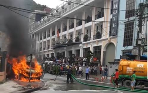 Sa Pa: Phun cả xe hút bể phốt cứu ô tô đang cháy ngùn ngụt