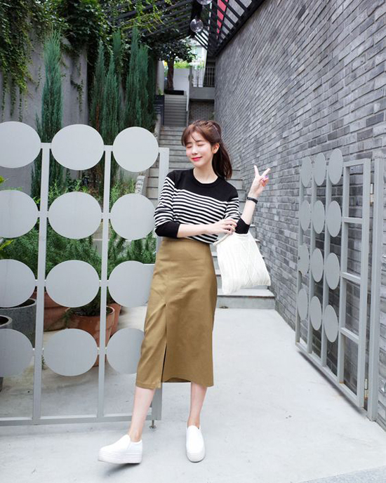Mặc đúng trend chân váy midi khi đến văn phòng