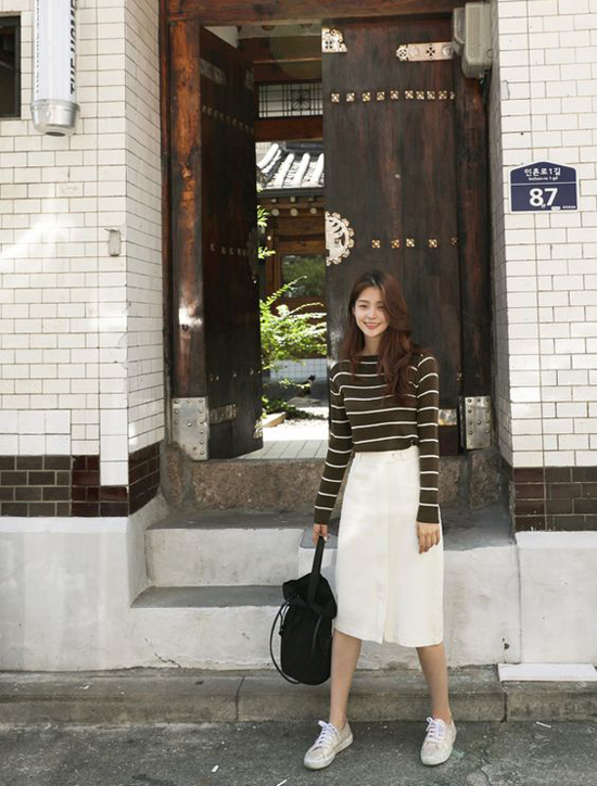 Mặc đúng trend chân váy midi khi đến văn phòng