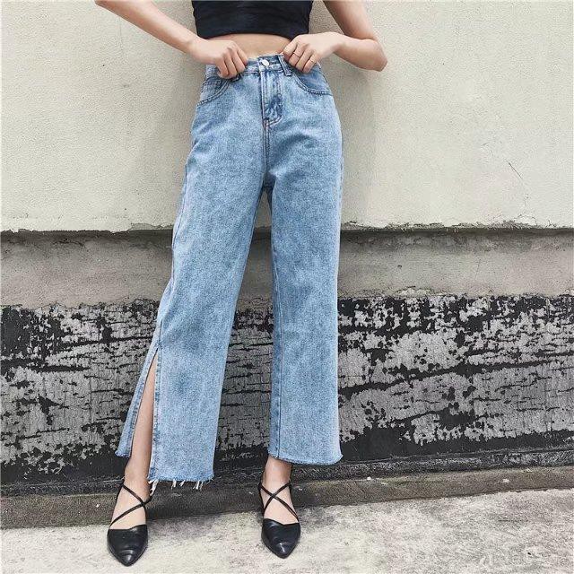 Quần jeans ống xẻ bên không phải là bị lỗi đâu mà chính là hot trend năm nay đấy! Quần jeans ống xẻ bên không phải là bị lỗi đâu mà chính là hot trend năm nay đấy!