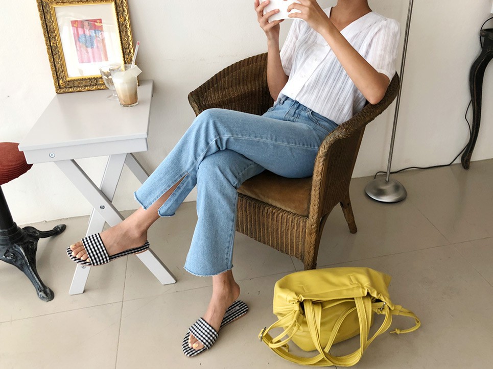 Quần jeans ống xẻ bên không phải là bị lỗi đâu mà chính là hot trend năm nay đấy!