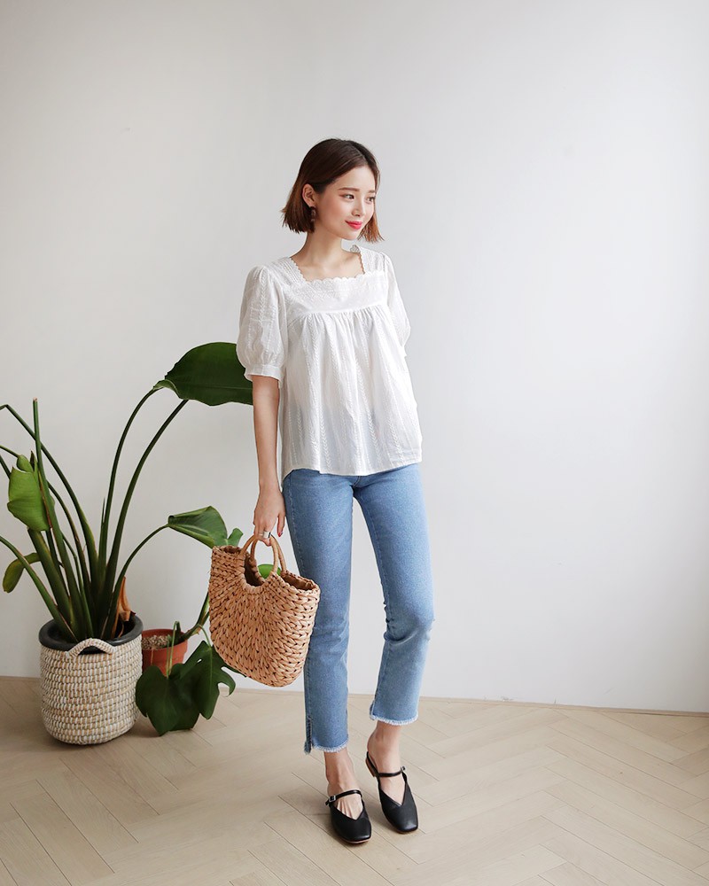 Quần jeans ống xẻ bên không phải là bị lỗi đâu mà chính là hot trend năm nay đấy! Quần jeans ống xẻ bên không phải là bị lỗi đâu mà chính là hot trend năm nay đấy!