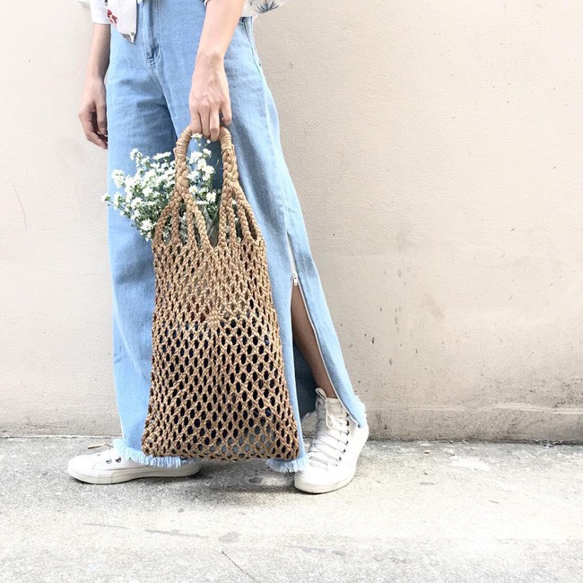Quần jeans ống xẻ bên không phải là bị lỗi đâu mà chính là hot trend năm nay đấy! Quần jeans ống xẻ bên không phải là bị lỗi đâu mà chính là hot trend năm nay đấy!