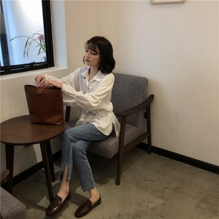 Quần jeans ống xẻ bên không phải là bị lỗi đâu mà chính là hot trend năm nay đấy! Quần jeans ống xẻ bên không phải là bị lỗi đâu mà chính là hot trend năm nay đấy!