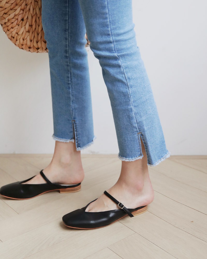 Quần jeans ống xẻ bên không phải là bị lỗi đâu mà chính là hot trend năm nay đấy!