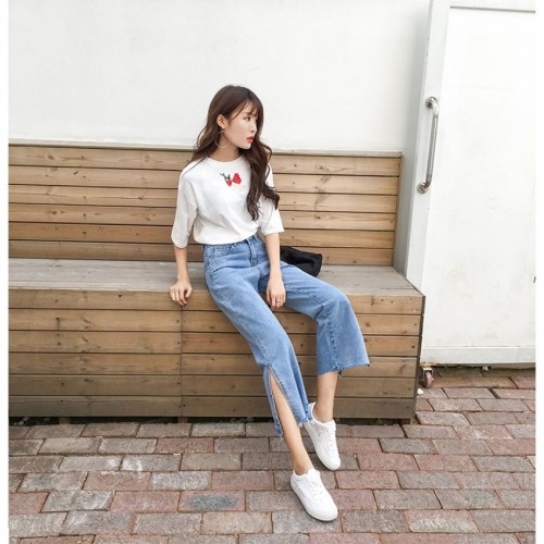 Quần jeans ống xẻ bên không phải là bị lỗi đâu mà chính là hot trend năm nay đấy! Quần jeans ống xẻ bên không phải là bị lỗi đâu mà chính là hot trend năm nay đấy!
