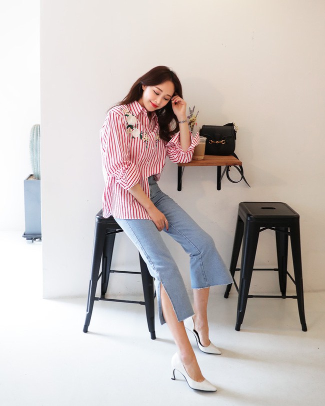 Quần jeans ống xẻ bên không phải là bị lỗi đâu mà chính là hot trend năm nay đấy! Quần jeans ống xẻ bên không phải là bị lỗi đâu mà chính là hot trend năm nay đấy!