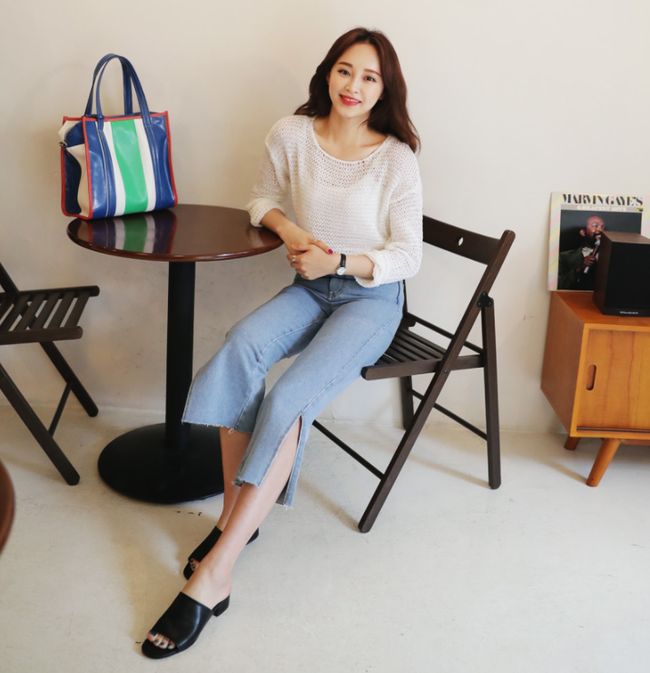 Quần jeans ống xẻ bên không phải là bị lỗi đâu mà chính là hot trend năm nay đấy!