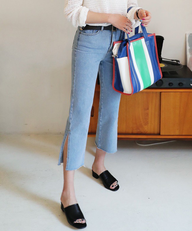Quần jeans ống xẻ bên không phải là bị lỗi đâu mà chính là hot trend năm nay đấy! Quần jeans ống xẻ bên không phải là bị lỗi đâu mà chính là hot trend năm nay đấy!