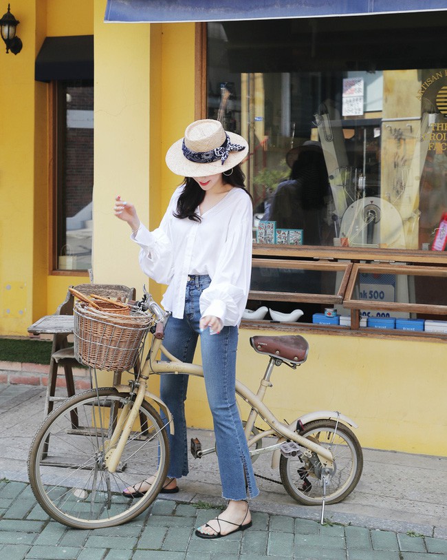 Quần jeans ống xẻ bên không phải là bị lỗi đâu mà chính là hot trend năm nay đấy! Quần jeans ống xẻ bên không phải là bị lỗi đâu mà chính là hot trend năm nay đấy!