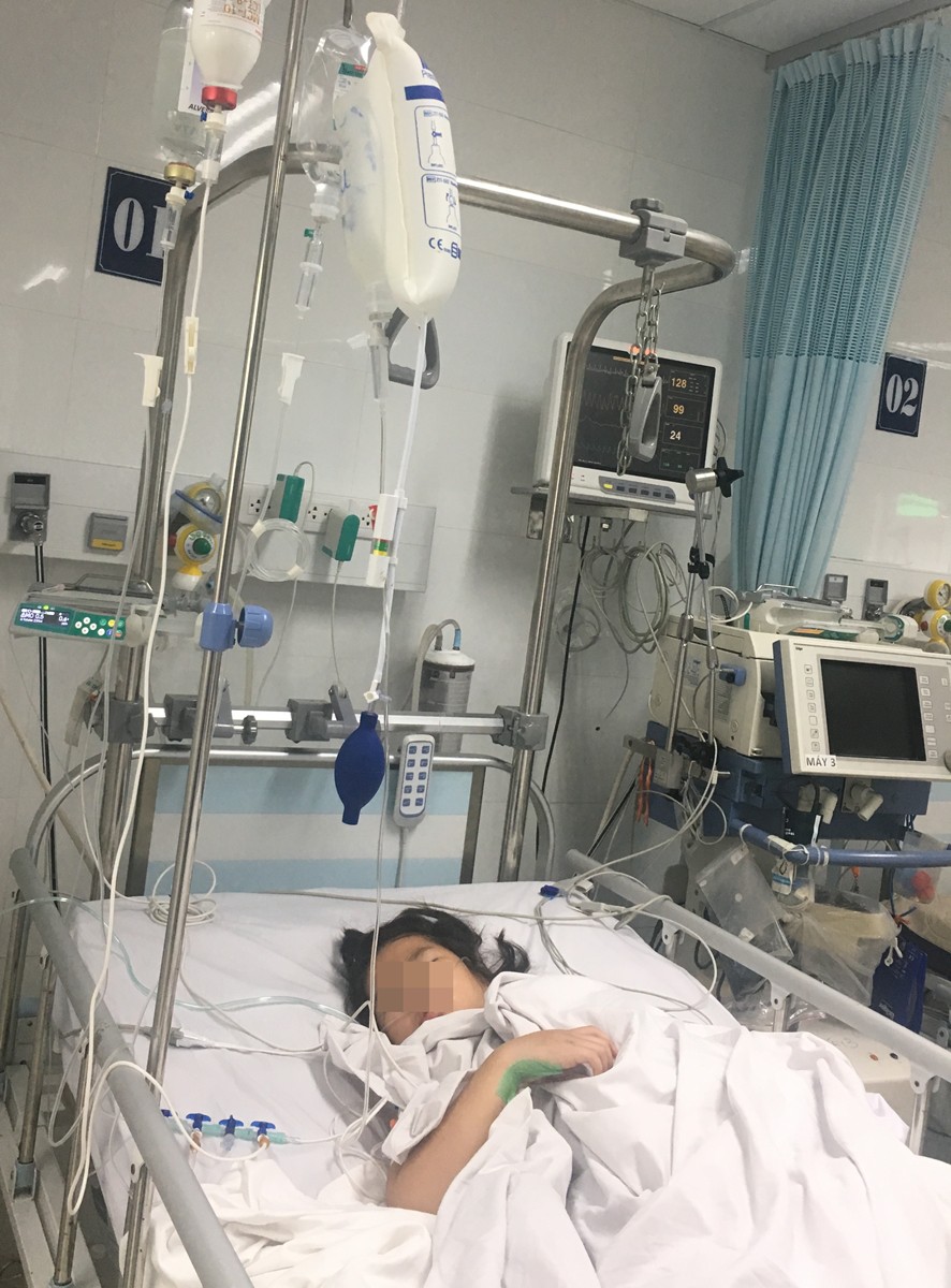 Người mẹ Sài Gòn bất lực nhìn con gái bị xe tải cán lìa chân: Cô ơi, sao con giơ chân được đến đây vậy?