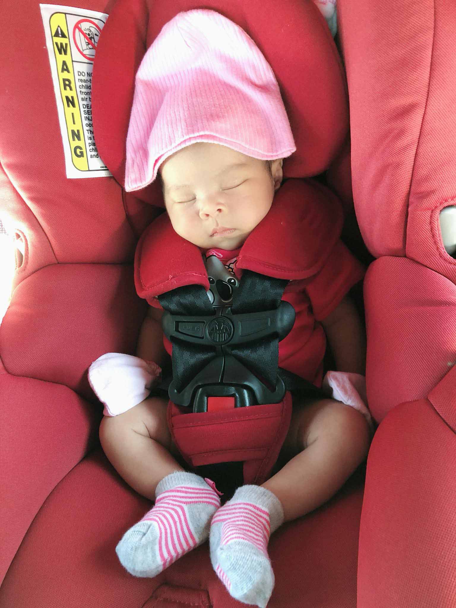 Thanh Thảo khoe ảnh con gái cứng cáp, ngồi ghế an toàn đi chơi cuối tuần khi mới hai tuần tuổi