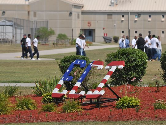 Nữ cai ngục quan hệ với tù nhân và bê bối tồi tệ trong nhà tù Mỹ