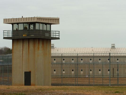 Nữ cai ngục quan hệ với tù nhân và bê bối tồi tệ trong nhà tù Mỹ