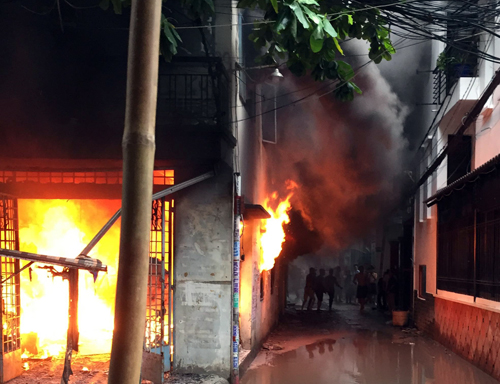 Khu dân cư Sài Gòn náo loạn khi cơ sở nệm mút cháy ngùn ngụt