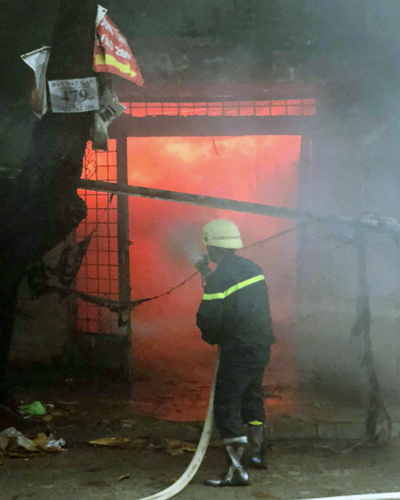 Khu dân cư Sài Gòn náo loạn khi cơ sở nệm mút cháy ngùn ngụt