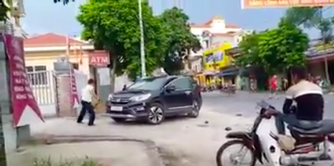 Bất ngờ lý do người đàn ông dùng hung khí đập phá ô tô ở Thái Bình