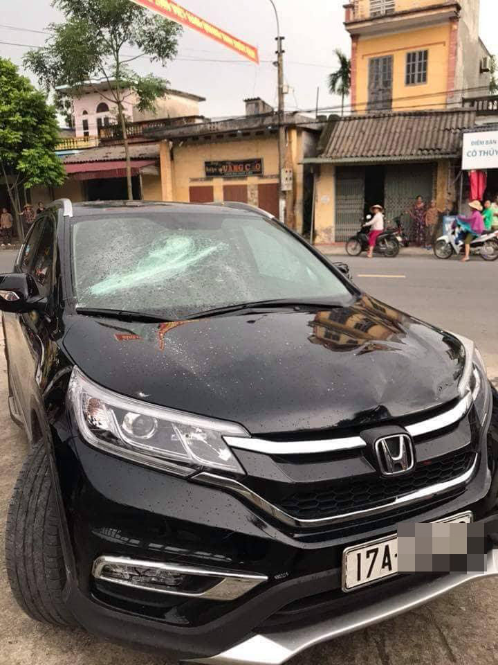 Bất ngờ lý do người đàn ông dùng hung khí đập phá ô tô ở Thái Bình